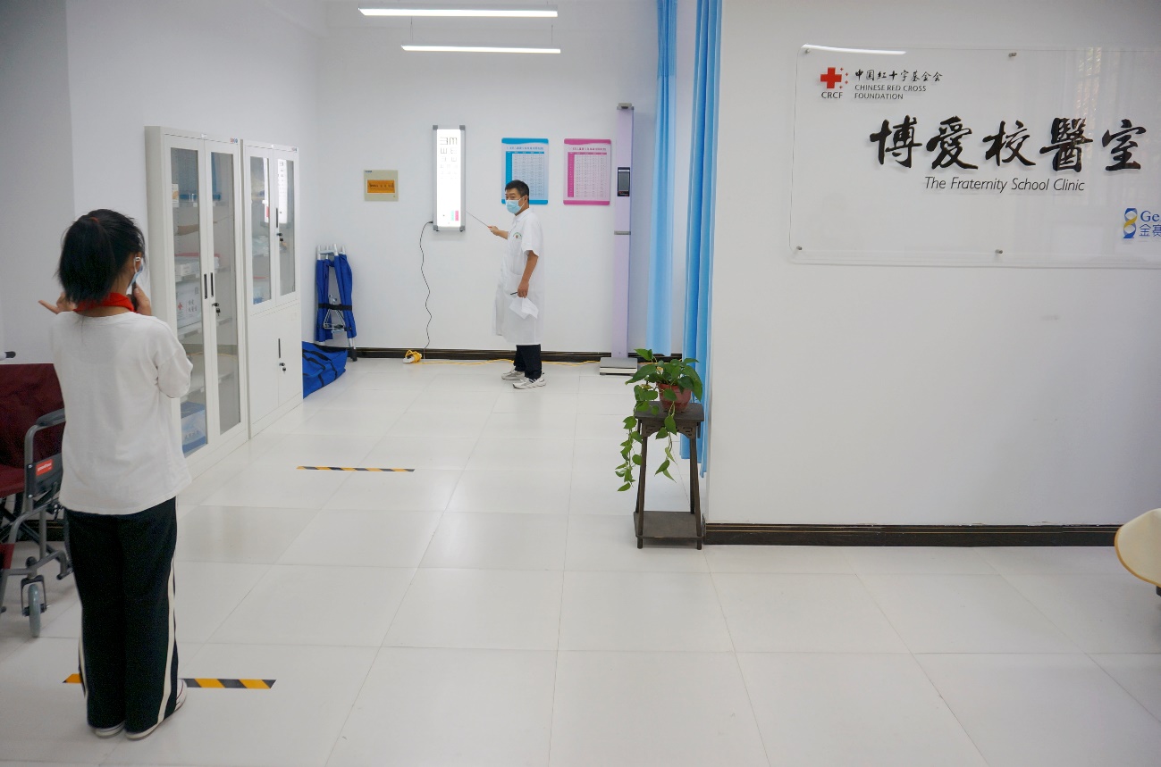 中国红十字基金会在河南援建的首批5所“博爱校医室”交付使用